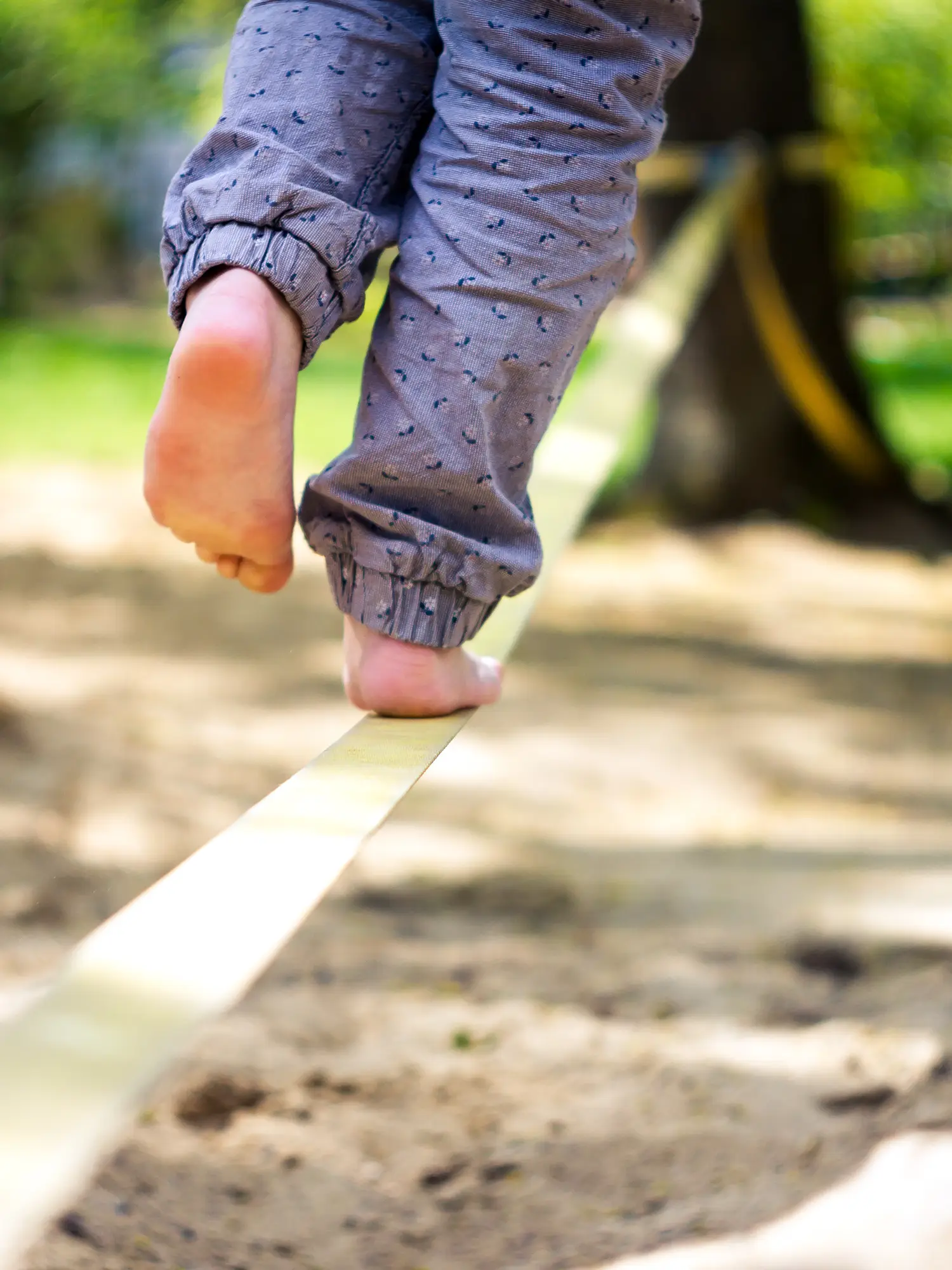 Kind auf Slackline